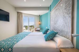 Кровать или кровати в номере Occidental Torremolinos Playa