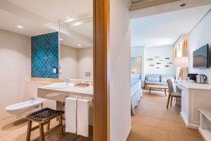 Телевизор и/или развлекательный центр в Occidental Torremolinos Playa