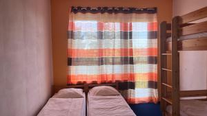 Postel nebo postele na pokoji v ubytování Manuela Ifjúsági Hotel