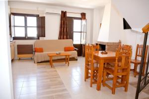 een woonkamer met een bank en een tafel bij Apartamentos Fuente La Raja in La Iruela