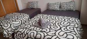 Un dormitorio con dos camas con toallas encima. en CENTRUM 4, en Alicante