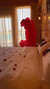 Ein Bett oder Betten in einem Zimmer der Unterkunft درة العروس اكواخ الدره