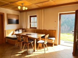 Habitación con mesa, sillas y cama en Rasterhof en Sillian