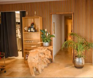 Habitación con mesa y botellas de vino en Hôtel de la Mer, en Hyères