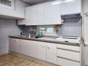 Η κουζίνα ή μικρή κουζίνα στο Gwang An Stay +40 φωτογραφίες