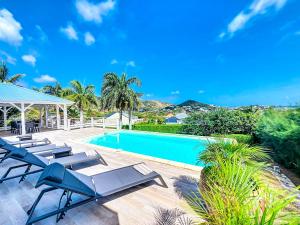 Πισίνα στο ή κοντά στο Villa Harmony spacious and modern with a sea view