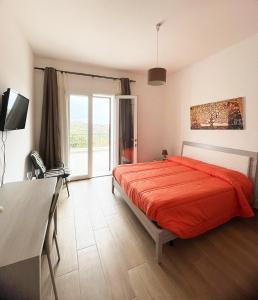 um quarto com uma cama e uma grande janela em Granatelli Holiday Home em Altavilla Milicia
