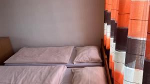 Postel nebo postele na pokoji v ubytování Manuela Ifjúsági Hotel