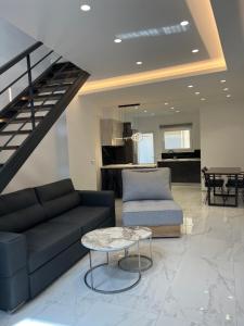 卡瓦拉OLGAS LoFT的客厅里有一张沙发和一张桌子。