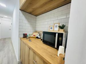 sala de estar con TV en una barra de madera en Habitacion Malaga, en Benidorm