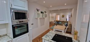 Η κουζίνα ή μικρή κουζίνα στο Poniente Luxury - 3 hab - Wifi - VUT-5189-AS