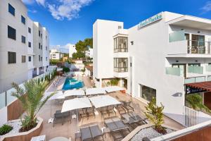 an overhead view of a hotel with a pool and tables and chairs at Flacalco Hotel & Apartments in Cala Ratjada +61 photos