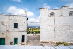 una vista dall'alto di un edificio di Casa La Stella - terrazza e vista sul mare a Ostuni