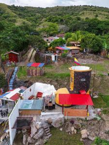 een luchtzicht op een dorp met huizen en gebouwen bij La Bota del Gigante in Gigante