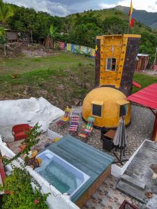 een klein huis met een zwembad en een speelhuis bij La Bota del Gigante in Gigante