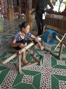 Hòa BìnhにあるThao Ly Homestay Mai Chauの床の車輪に腰掛けた女性