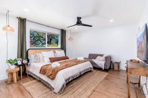 a bedroom with a large bed and a couch at Sunshine, Paradise Escape! Private Pool, Sleeps 12 in Phoenix +50 photos