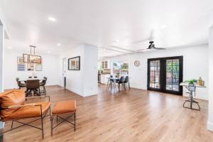 an open living room with a table and chairs at Sunshine, Paradise Escape! Private Pool, Sleeps 12 in Phoenix
