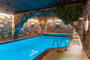 Bazén v ubytovaní Chata Walczaków -Blue Cave Cottage alebo v jeho blízkosti
