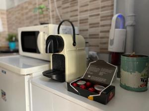 eine Küchentheke mit einer Mikrowelle und einer Schachtel Beeren in der Unterkunft TKR- Homes in Budapest
