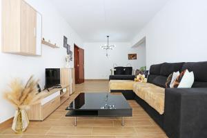 uma sala de estar com um sofá e uma mesa de centro em B66 - Quinta Amparo Holiday Apartment em Portimão