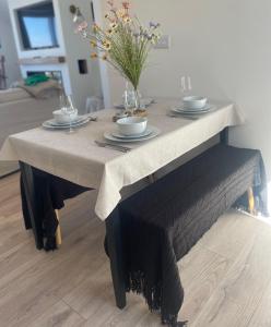 uma mesa de jantar com uma toalha de mesa em Brand New Deluxe Sea View Apartment em Inis Mór