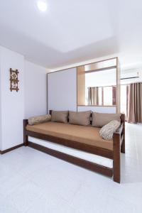 a large couch in a room with a mirror at Pipas Ocean by Pipa Centro in Pipa