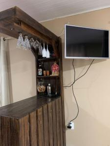 un téléviseur à écran plat accroché au mur dans l'établissement Chalé Imperial, à Santa Leopoldina