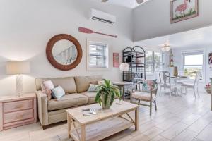 フェルナンディーナ・ビーチにあるFlamingo Loft - Charming Oceanfront Loft - Multiple Decks - Private Beach Accessのソファとテーブルのあるリビングルーム