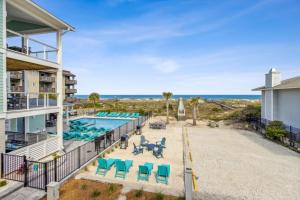 フェルナンディーナ・ビーチにあるFlamingo Loft - Charming Oceanfront Loft - Multiple Decks - Private Beach Accessのプールと海のあるコンドミニアムの航空写真