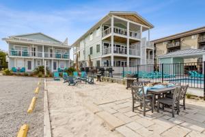 フェルナンディーナ・ビーチにあるFlamingo Loft - Charming Oceanfront Loft - Multiple Decks - Private Beach Accessのビーチ沿いの家