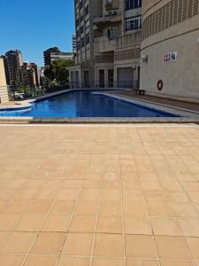 贝尼多姆Hany apartment Tropic mar 18-C的建筑物中间的游泳池