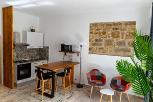 A kitchen or kitchenette at L'ombelico del Monte - appartamenti del centro storico - JUST RESTORED MAY 2024