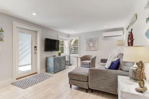 Televiisor ja/või meelelahutuskeskus majutusasutuses The Reef - Cozy Hideaway - Private Patio - Located Steps from the Beach