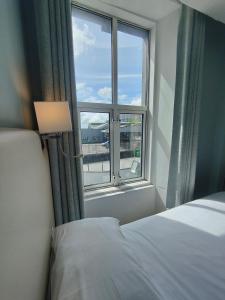 um quarto com uma cama e uma janela em Station View Tavern em Cork