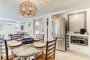 Köök või kööginurk majutusasutuses The Reef - Cozy Hideaway - Private Patio - Located Steps from the Beach