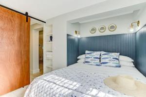 Voodi või voodid majutusasutuse The Reef - Cozy Hideaway - Private Patio - Located Steps from the Beach toas