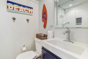 Vannituba majutusasutuses The Reef - Cozy Hideaway - Private Patio - Located Steps from the Beach +24 fotot