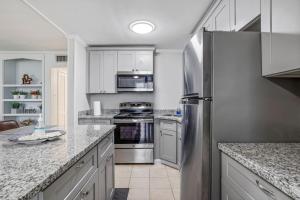 Kuchyň nebo kuchyňský kout v ubytování Delightful Apartment in Iowa, LA - Apartment 4