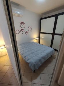 una camera con letto blu in una stanza con finestra di antohouse intero appartamento R5883 a Quartucciu