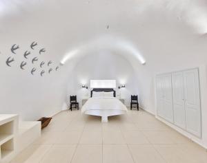 A bed or beds in a room at Karpimo Horizon - Caldera View with private hot tub