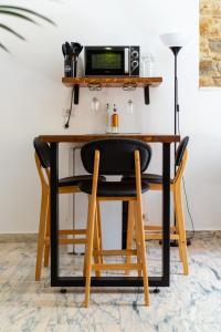 biurko z kuchenką mikrofalową. w obiekcie L'ombelico del Monte - appartamenti del centro storico w mieście Piazza Armerina