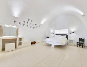 A bed or beds in a room at Karpimo Horizon - Caldera View with private hot tub