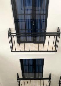 uma varanda com grades de metal preto e uma janela em RIG Colonial Experience em Santo Domingo
