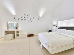 A bed or beds in a room at Karpimo Horizon - Caldera View with private hot tub