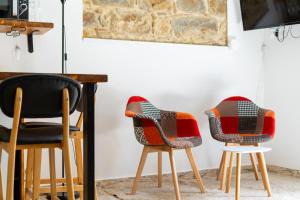 dwa krzesła i stół w pokoju w obiekcie L'ombelico del Monte - appartamenti del centro storico w mieście Piazza Armerina