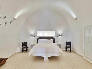 A bed or beds in a room at Karpimo Horizon - Caldera View with private hot tub