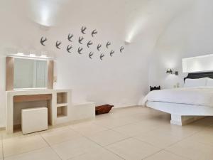A bed or beds in a room at Karpimo Horizon - Caldera View with private hot tub
