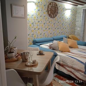 - une chambre avec un lit et une table avec des chaises dans l'établissement Apartamento Turístico El Empedrado de M&G, à Colmenar de Oreja