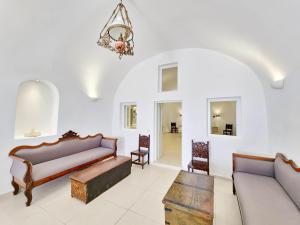 A seating area at Karpimo Horizon - Caldera View with private hot tub